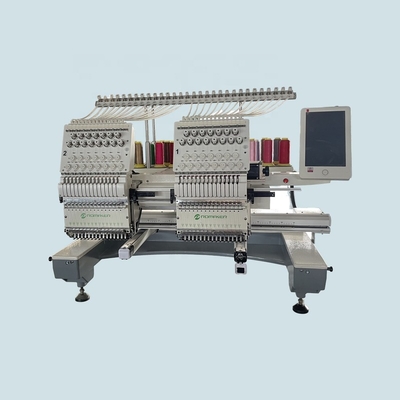 A multi cabeça que o único bordado principal do computador faz à máquina o chapéu c ap do t-shirt automatizou para vestuários lisos